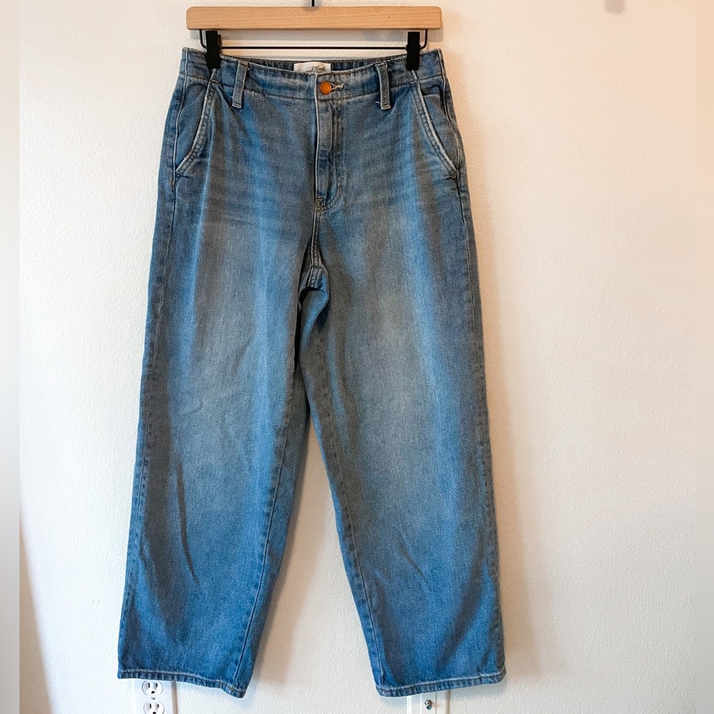 Universal thread relaxed straight light wash Jean